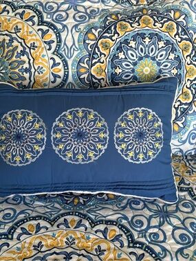 Twin Comforter set with Pillow. Also includes a bedskirt and is reversible